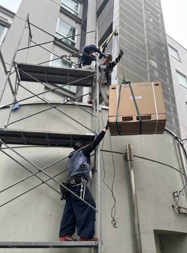 搬入経路がなくても諦めない！足場組立と門型クレーンで難現場を解決