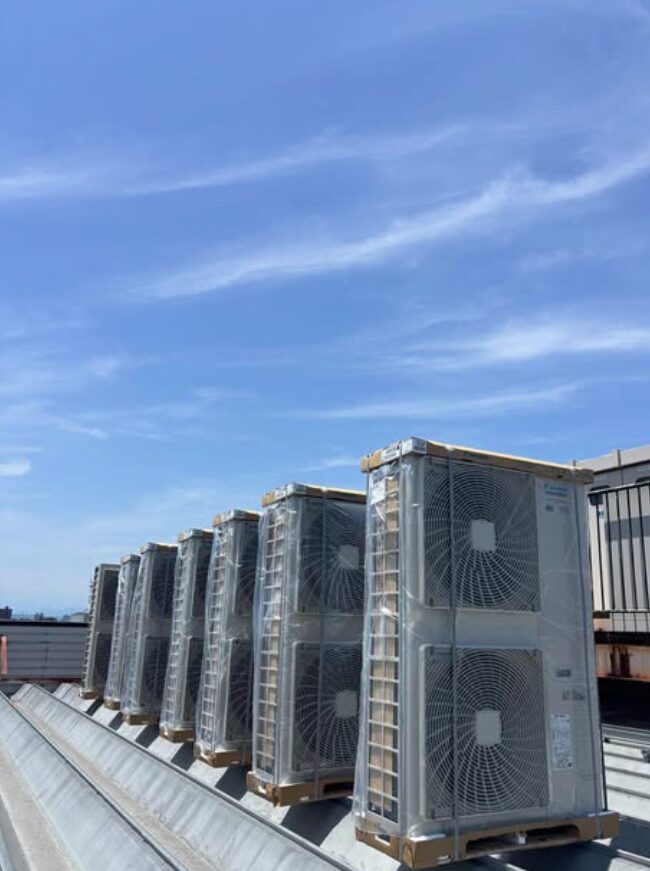 商業施設の屋上室外機入替工事。猛暑の中、屋上への搬入から土台の設置まですべて自社で完結！