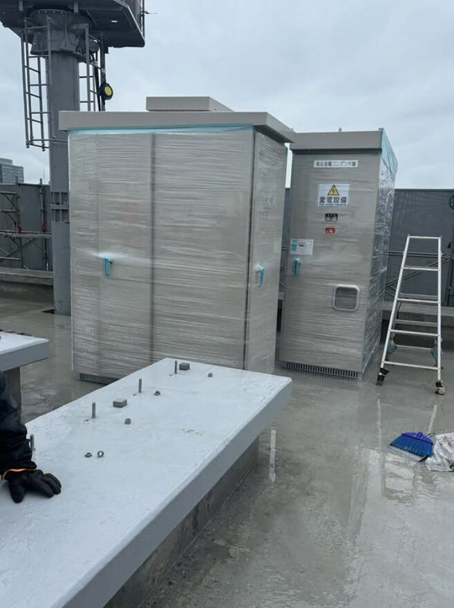 都内施設にて悪天候下での精密機器の重量物（キュービクル）搬入据付